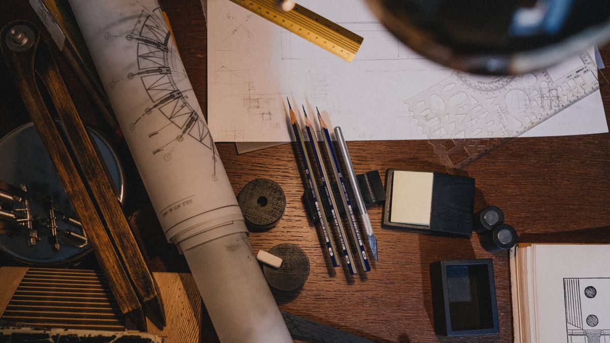 Équipe d'agence d'architecture en atelier de répartition des tâches autour d'une table
