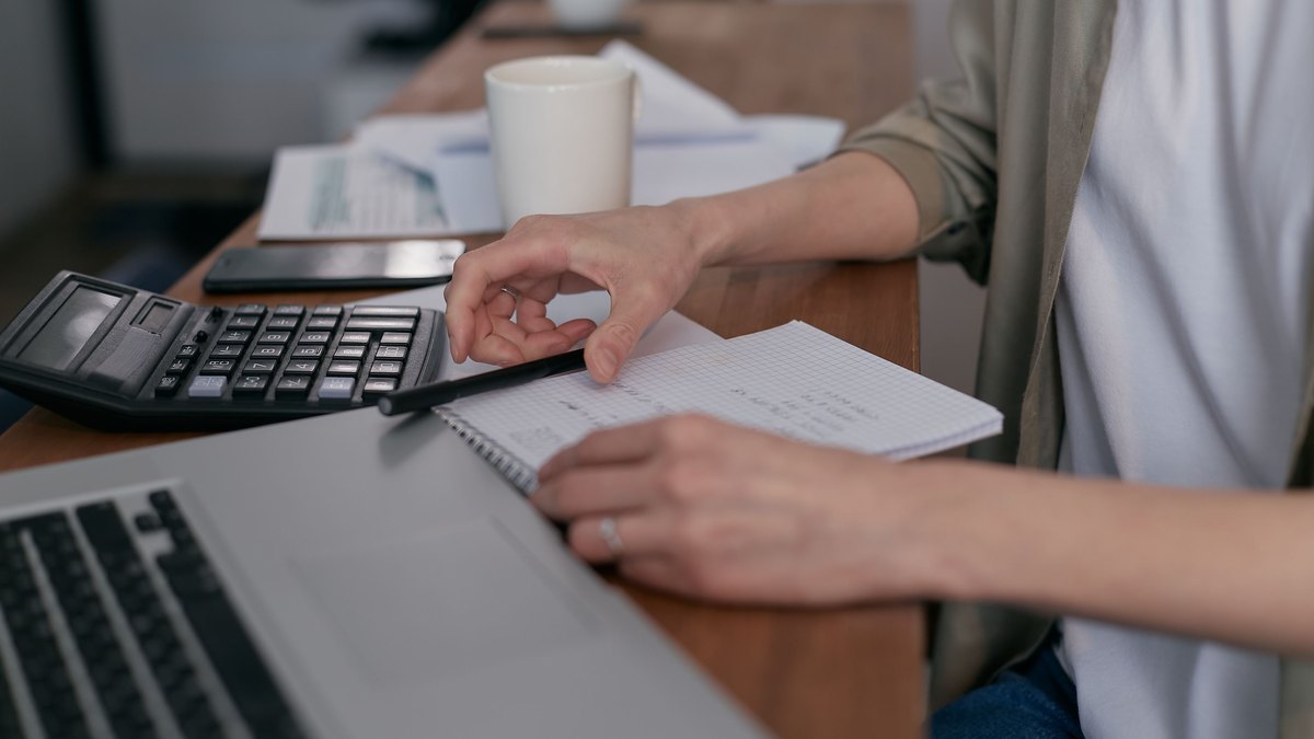 Ordinateur et documents financiers pour anticiper le calendrier de la facturation électronique 2026-2027