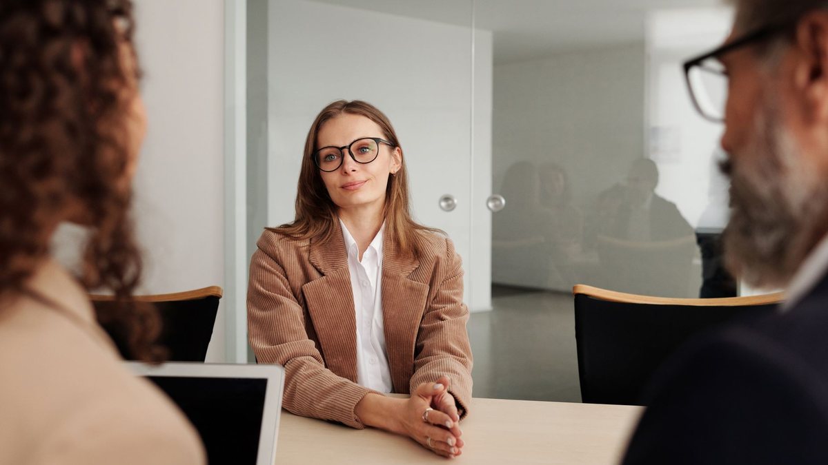 Équipe d'agence d'architecture réunie autour de l'intégration d'un nouveau collaborateur