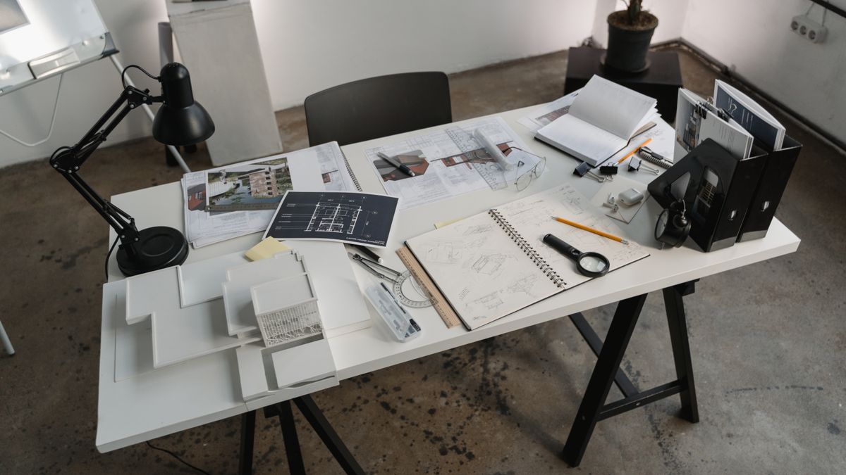 Dirigeant d'agence d'architecture qui applique la loi de Pareto à ses dossiers terminés en atelier