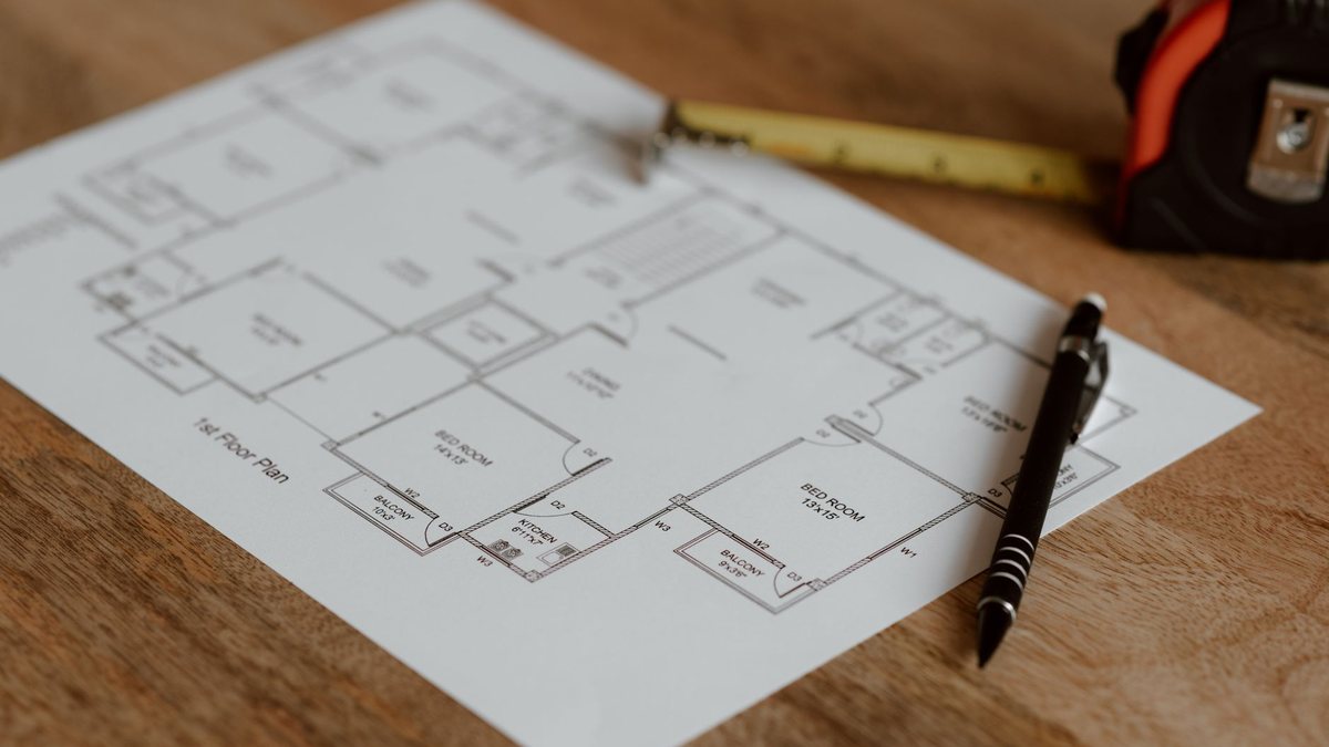 Modèle financier d'opération immobilière avec plans d'architecture