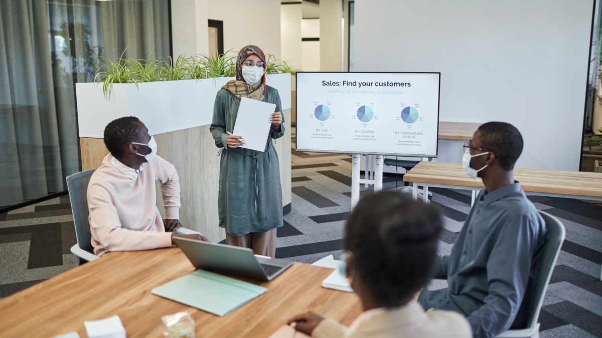 Architecte dirigeant qui travaille le positionnement de son agence en atelier