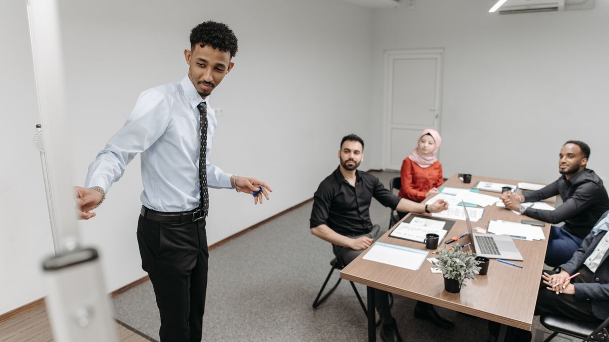 Schéma du noyau de marque en quatre éléments : promesse, ton, messages clés, champ visuel