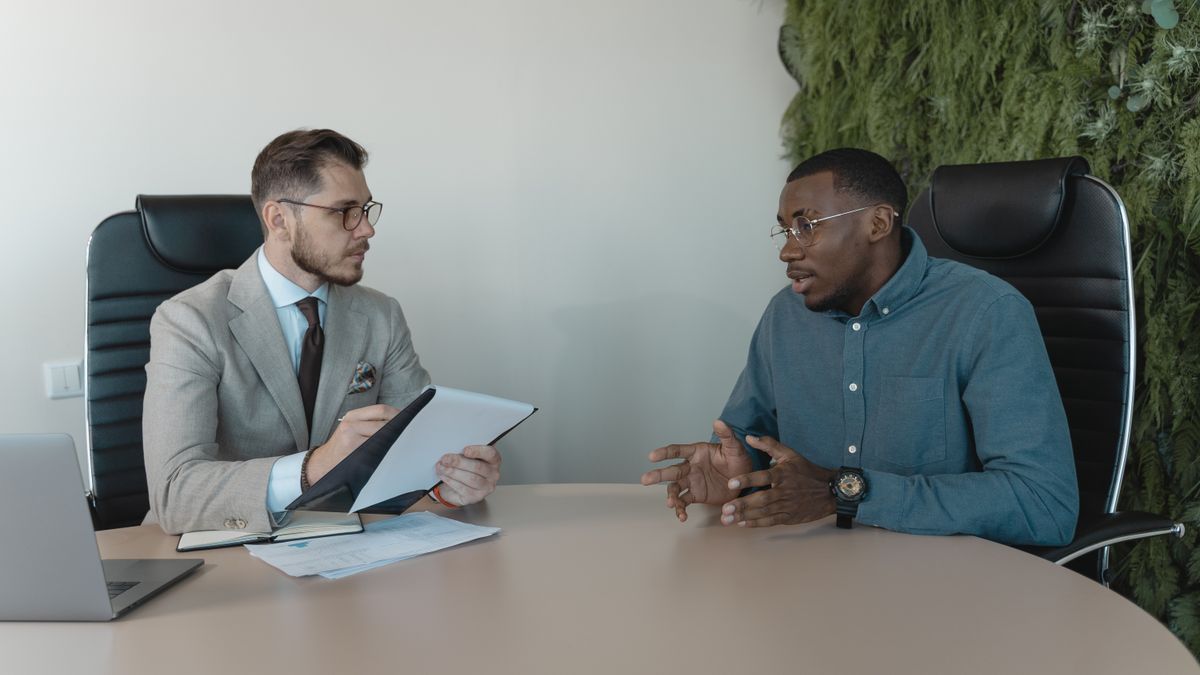 Schéma des échéances obligatoires pour l'employeur d'une agence d'architecture : DPAE, DSN, registre unique du personnel, visite de prévention
