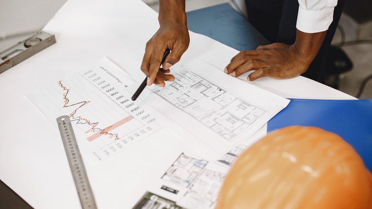 Architectes analysant plans et données financières pour structurer une opération immobilière