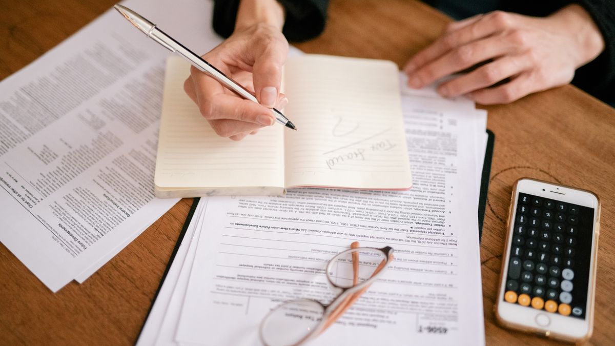 Architecte et cliente examinant le périmètre d'une mission phase par phase en rendez-vous