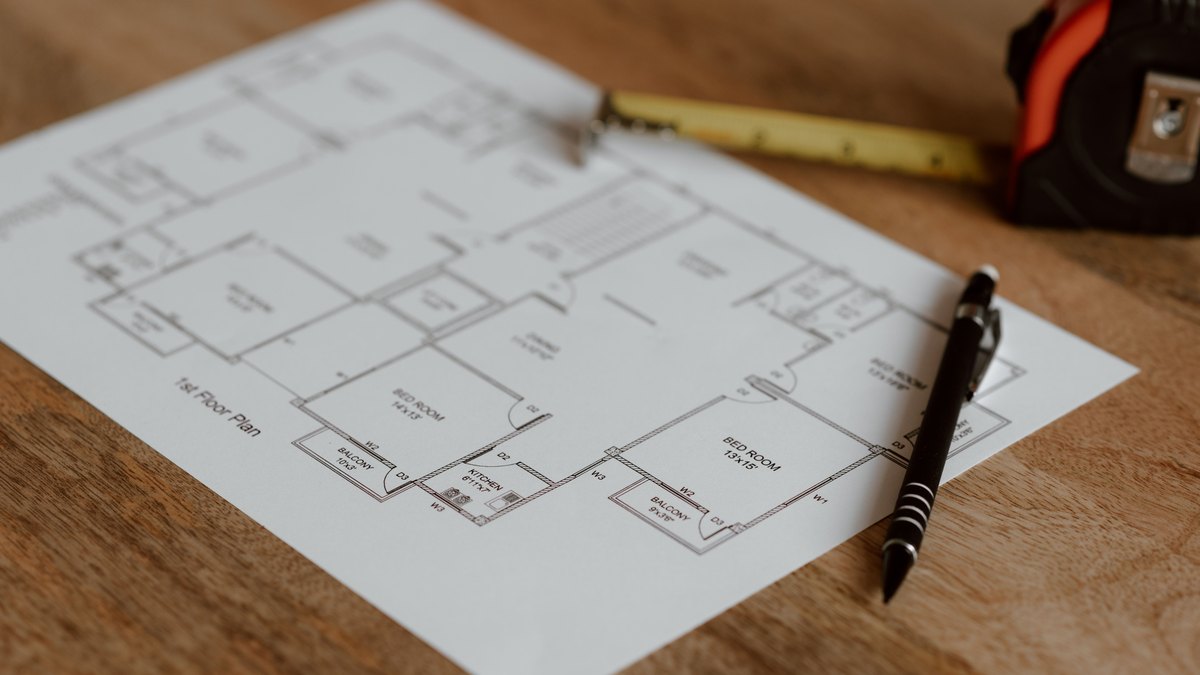 Plan architectural sur table pour travailler transformation, performance et scénario