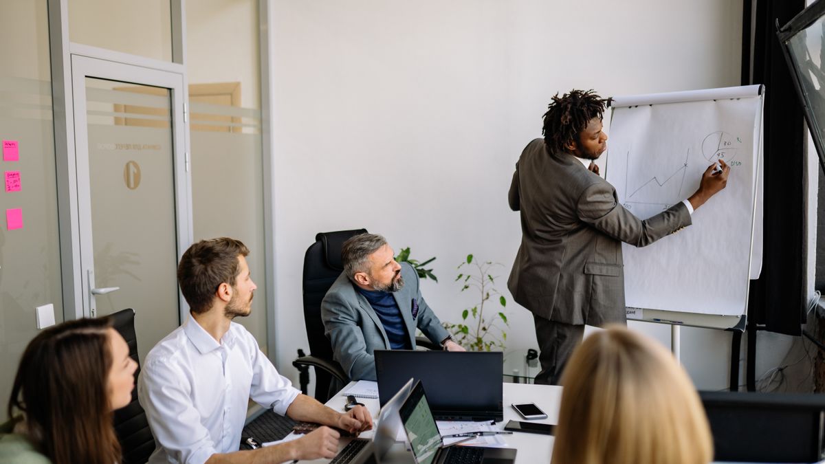Atelier d'agence d'architecture : le dirigeant et son équipe suivent les entretiens et devis en cours sur un tableau