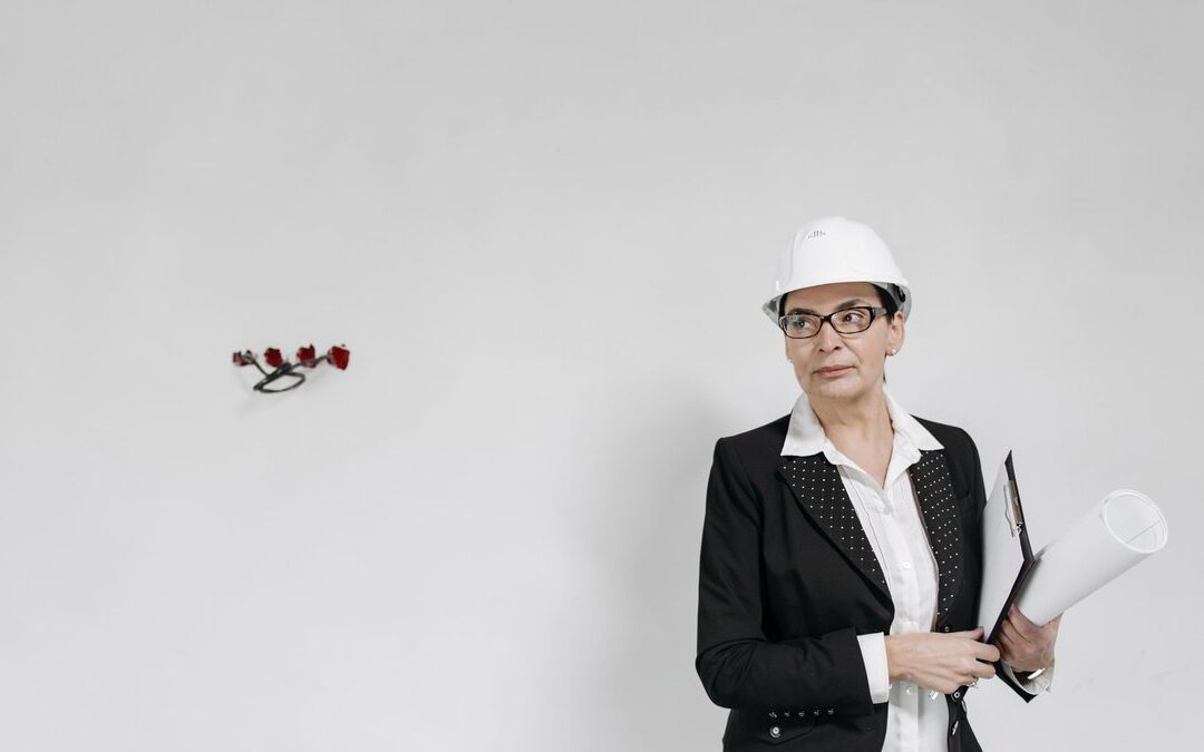 Architecte dirigeant concentré dans sa zone de génie