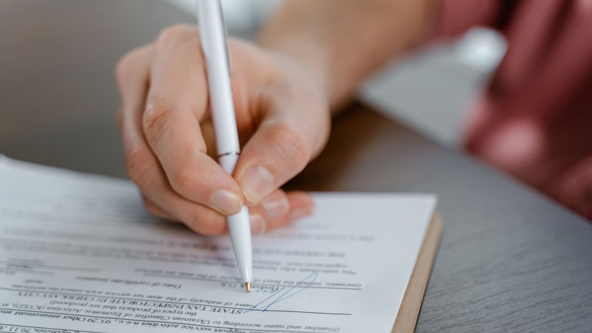 Maître d'œuvre et entreprises en réunion de chantier, vérification des attestations d'assurance décennale, Archipreneurs
